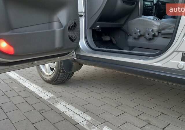 Серый Хендай Туксон, объемом двигателя 2 л и пробегом 207 тыс. км за 7500 $, фото 7 на Automoto.ua