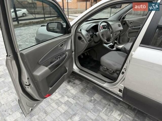 Серый Хендай Туксон, объемом двигателя 1.98 л и пробегом 252 тыс. км за 6950 $, фото 24 на Automoto.ua