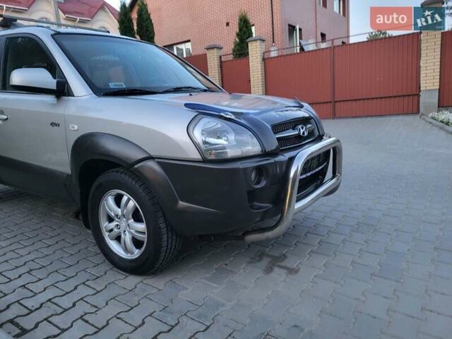 Серый Хендай Туксон, объемом двигателя 2 л и пробегом 257 тыс. км за 7800 $, фото 23 на Automoto.ua