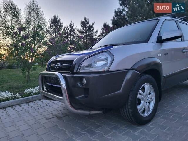 Серый Хендай Туксон, объемом двигателя 2 л и пробегом 257 тыс. км за 7800 $, фото 56 на Automoto.ua