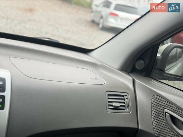 Серый Хендай Туксон, объемом двигателя 1.98 л и пробегом 241 тыс. км за 7000 $, фото 57 на Automoto.ua