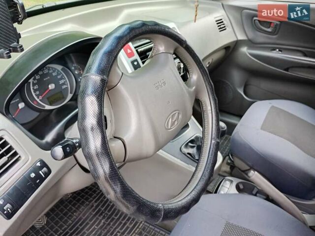 Сірий Хендай Туксон, об'ємом двигуна 1.99 л та пробігом 252 тис. км за 7000 $, фото 4 на Automoto.ua