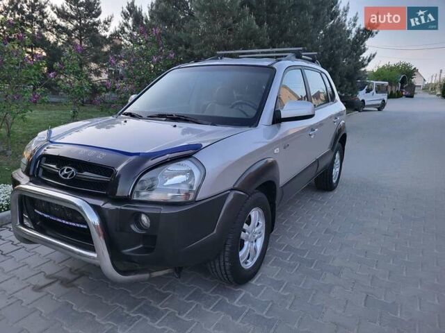 Серый Хендай Туксон, объемом двигателя 2 л и пробегом 257 тыс. км за 7800 $, фото 63 на Automoto.ua