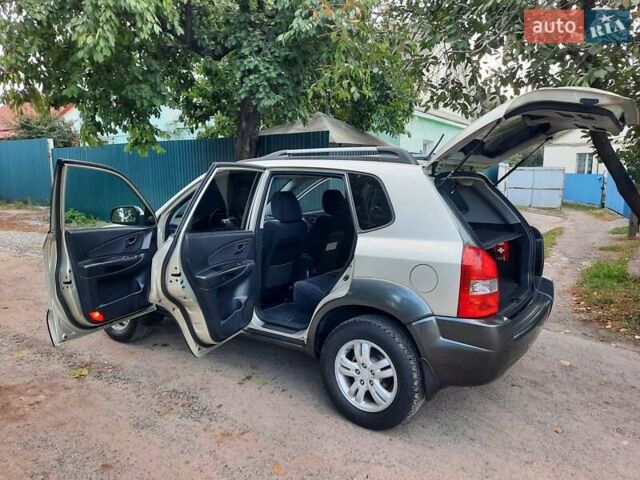 Сірий Хендай Туксон, об'ємом двигуна 2 л та пробігом 197 тис. км за 7800 $, фото 91 на Automoto.ua