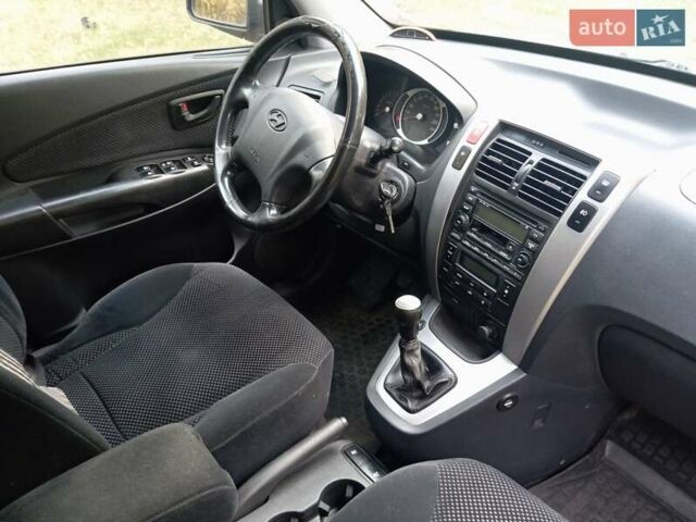 Серый Хендай Туксон, объемом двигателя 1.98 л и пробегом 312 тыс. км за 6000 $, фото 1 на Automoto.ua