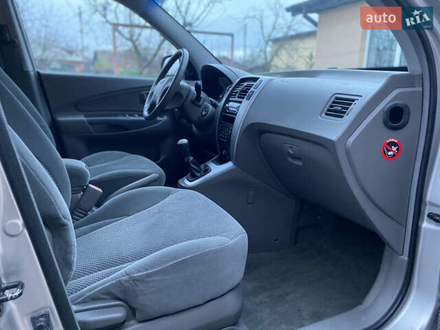 Сірий Хендай Туксон, об'ємом двигуна 2 л та пробігом 105 тис. км за 6990 $, фото 22 на Automoto.ua