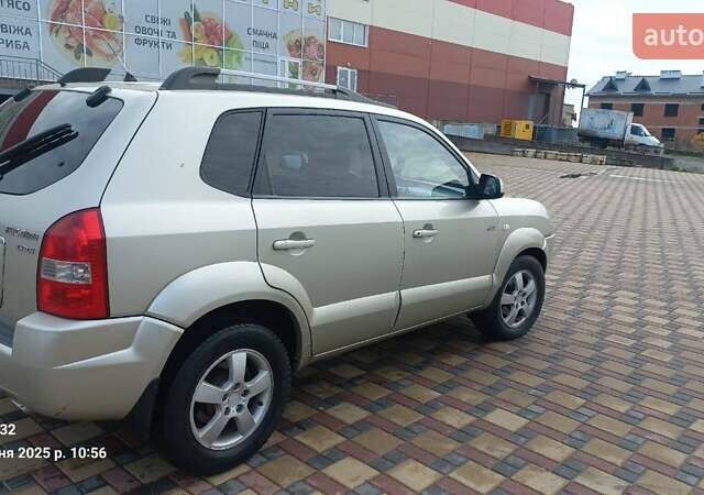 Серый Хендай Туксон, объемом двигателя 1.99 л и пробегом 303 тыс. км за 6500 $, фото 5 на Automoto.ua