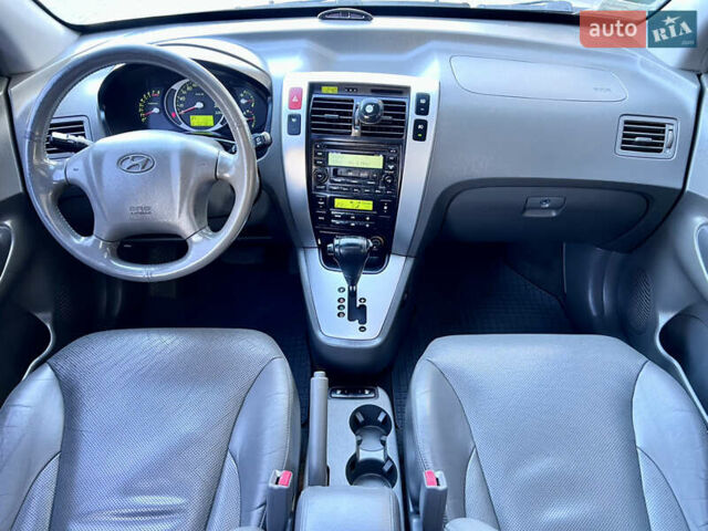 Сірий Хендай Туксон, об'ємом двигуна 2 л та пробігом 215 тис. км за 7350 $, фото 21 на Automoto.ua