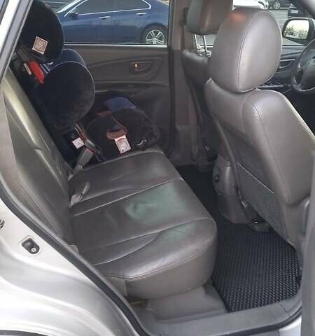 Серый Хендай Туксон, объемом двигателя 2 л и пробегом 207 тыс. км за 7500 $, фото 4 на Automoto.ua