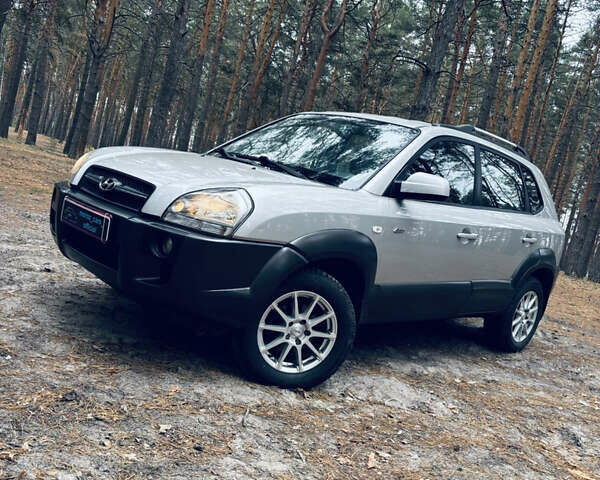 Сірий Хендай Туксон, об'ємом двигуна 1.98 л та пробігом 186 тис. км за 8200 $, фото 19 на Automoto.ua