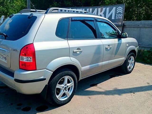 Сірий Хендай Туксон, об'ємом двигуна 2 л та пробігом 250 тис. км за 7900 $, фото 1 на Automoto.ua