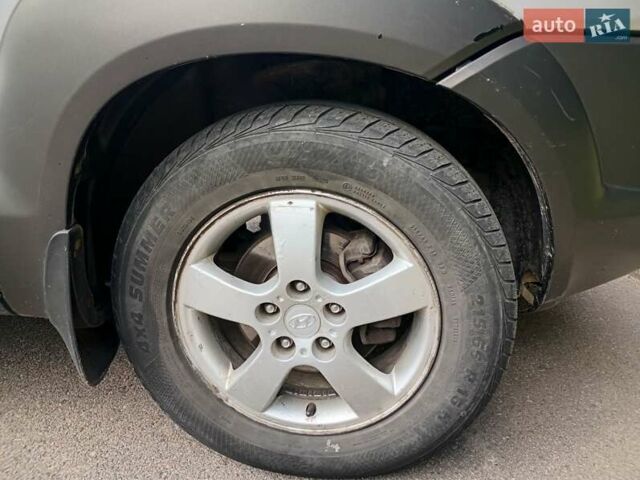 Сірий Хендай Туксон, об'ємом двигуна 1.99 л та пробігом 252 тис. км за 7000 $, фото 42 на Automoto.ua