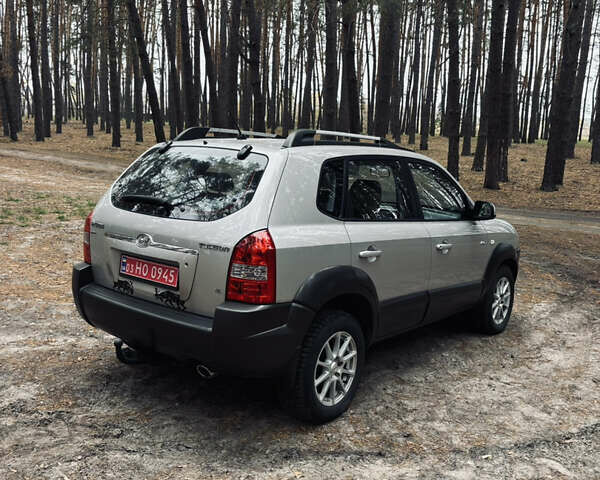 Сірий Хендай Туксон, об'ємом двигуна 1.98 л та пробігом 186 тис. км за 8200 $, фото 27 на Automoto.ua