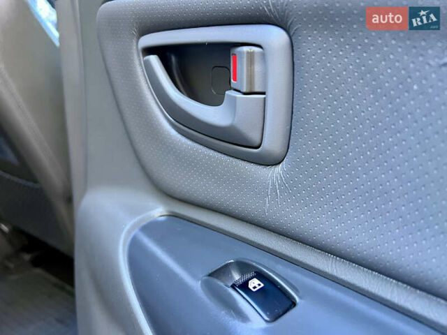 Сірий Хендай Туксон, об'ємом двигуна 2 л та пробігом 215 тис. км за 7350 $, фото 64 на Automoto.ua