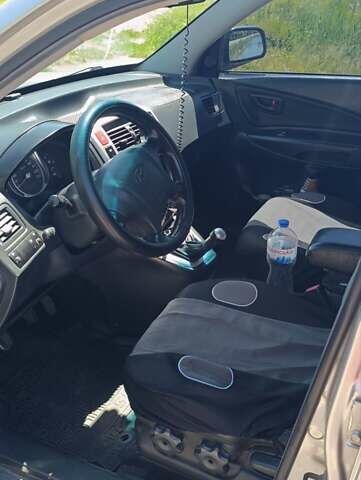 Серый Хендай Туксон, объемом двигателя 2 л и пробегом 258 тыс. км за 7500 $, фото 4 на Automoto.ua