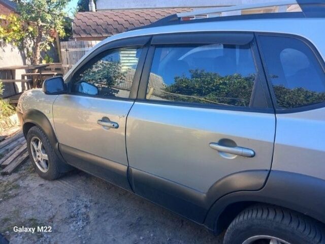 Серый Хендай Туксон, объемом двигателя 2 л и пробегом 234 тыс. км за 8200 $, фото 1 на Automoto.ua