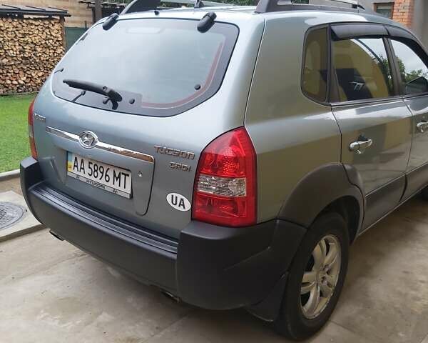 Сірий Хендай Туксон, об'ємом двигуна 1.99 л та пробігом 223 тис. км за 7500 $, фото 6 на Automoto.ua