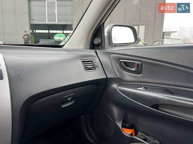 Серый Хендай Туксон, объемом двигателя 2 л и пробегом 263 тыс. км за 7440 $, фото 29 на Automoto.ua