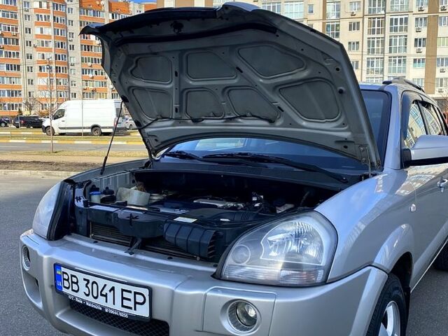 Сірий Хендай Туксон, об'ємом двигуна 2 л та пробігом 245 тис. км за 6500 $, фото 3 на Automoto.ua
