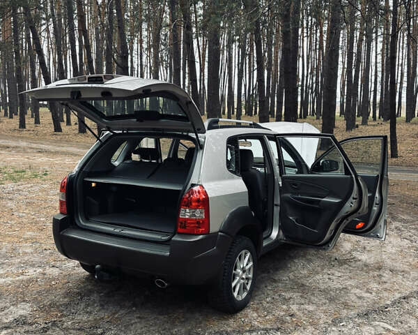 Сірий Хендай Туксон, об'ємом двигуна 1.98 л та пробігом 186 тис. км за 8200 $, фото 24 на Automoto.ua