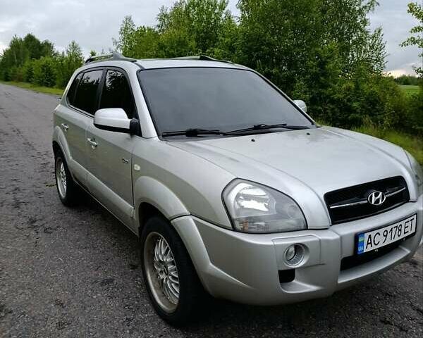 Серый Хендай Туксон, объемом двигателя 1.99 л и пробегом 222 тыс. км за 7800 $, фото 4 на Automoto.ua