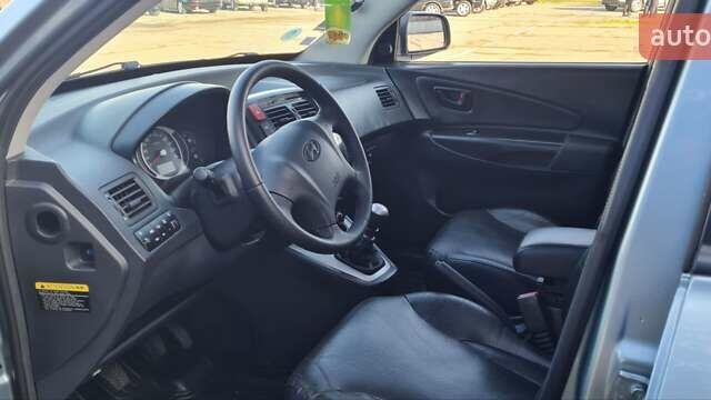 Сірий Хендай Туксон, об'ємом двигуна 1.99 л та пробігом 190 тис. км за 9600 $, фото 3 на Automoto.ua