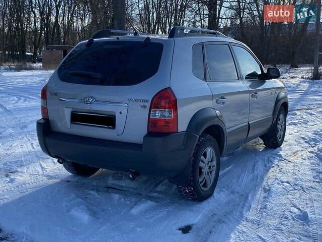 Сірий Хендай Туксон, об'ємом двигуна 2.7 л та пробігом 294 тис. км за 7500 $, фото 3 на Automoto.ua