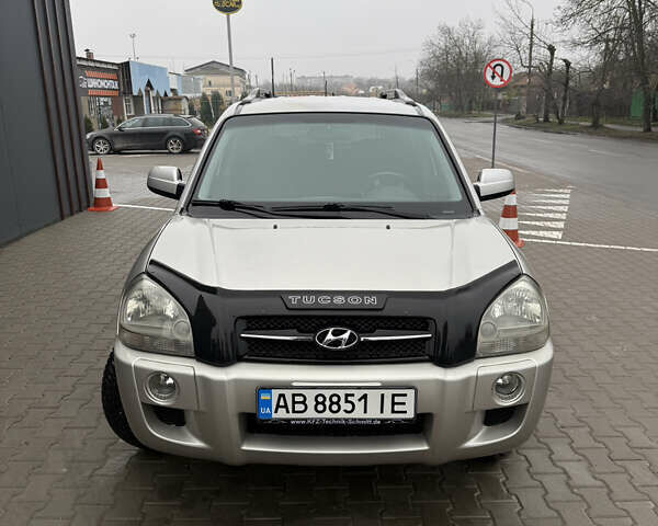 Серый Хендай Туксон, объемом двигателя 1.98 л и пробегом 193 тыс. км за 6500 $, фото 6 на Automoto.ua