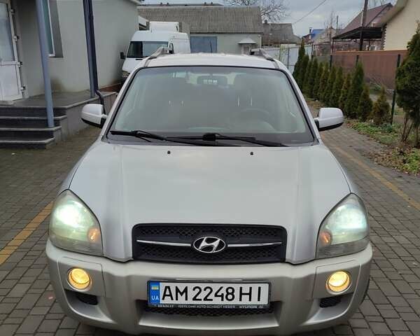 Серый Хендай Туксон, объемом двигателя 1.99 л и пробегом 178 тыс. км за 6700 $, фото 1 на Automoto.ua