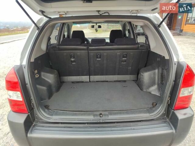 Серый Хендай Туксон, объемом двигателя 1.99 л и пробегом 210 тыс. км за 7900 $, фото 12 на Automoto.ua