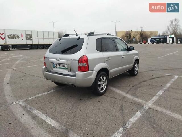 Серый Хендай Туксон, объемом двигателя 1.98 л и пробегом 278 тыс. км за 5300 $, фото 9 на Automoto.ua