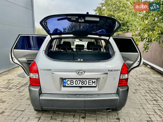 Сірий Хендай Туксон, об'ємом двигуна 2 л та пробігом 200 тис. км за 7500 $, фото 10 на Automoto.ua