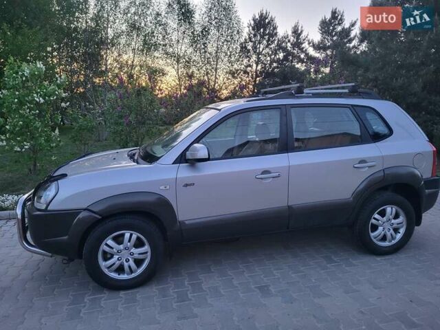 Серый Хендай Туксон, объемом двигателя 2 л и пробегом 257 тыс. км за 7800 $, фото 51 на Automoto.ua