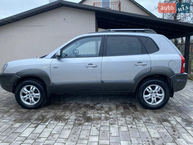 Сірий Хендай Туксон, об'ємом двигуна 2 л та пробігом 105 тис. км за 6990 $, фото 5 на Automoto.ua