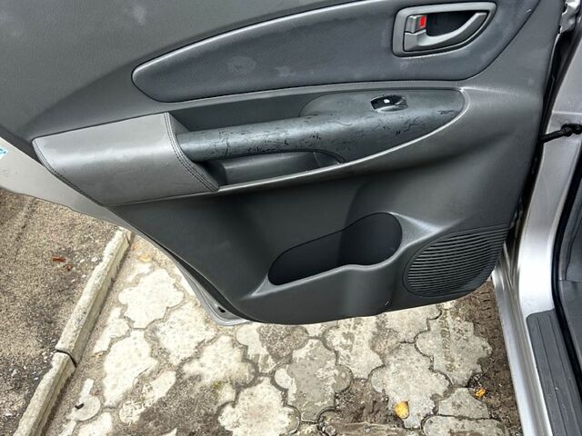 Серый Хендай Туксон, объемом двигателя 2 л и пробегом 228 тыс. км за 8000 $, фото 9 на Automoto.ua