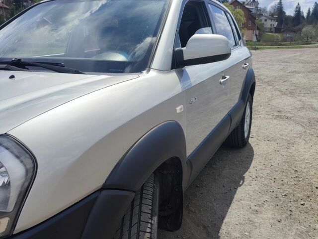 Сірий Хендай Туксон, об'ємом двигуна 2 л та пробігом 248 тис. км за 7199 $, фото 2 на Automoto.ua