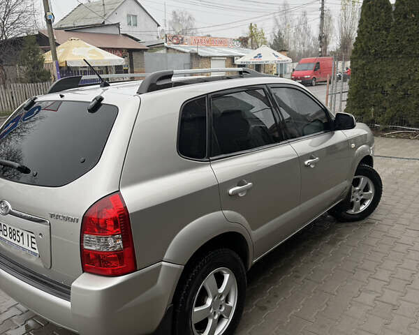 Серый Хендай Туксон, объемом двигателя 1.98 л и пробегом 193 тыс. км за 6500 $, фото 28 на Automoto.ua