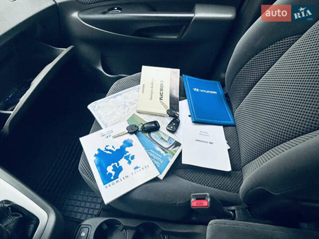 Сірий Хендай Туксон, об'ємом двигуна 1.98 л та пробігом 186 тис. км за 8200 $, фото 5 на Automoto.ua