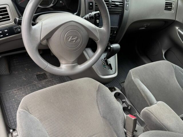 Сірий Хендай Туксон, об'ємом двигуна 2 л та пробігом 240 тис. км за 7500 $, фото 4 на Automoto.ua