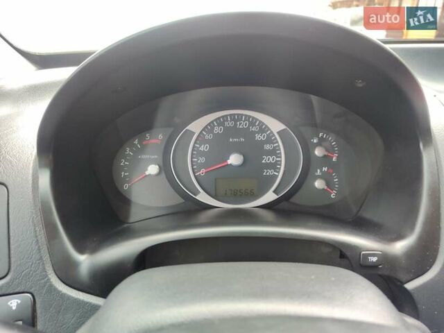 Серый Хендай Туксон, объемом двигателя 1.99 л и пробегом 210 тыс. км за 7900 $, фото 13 на Automoto.ua