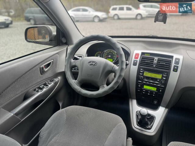 Серый Хендай Туксон, объемом двигателя 1.98 л и пробегом 241 тыс. км за 7000 $, фото 51 на Automoto.ua