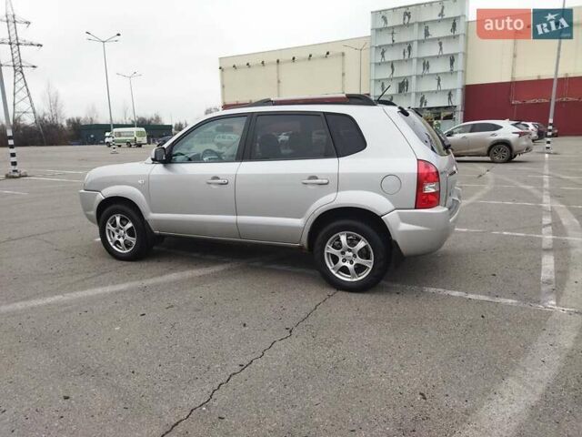 Серый Хендай Туксон, объемом двигателя 1.98 л и пробегом 278 тыс. км за 5300 $, фото 6 на Automoto.ua