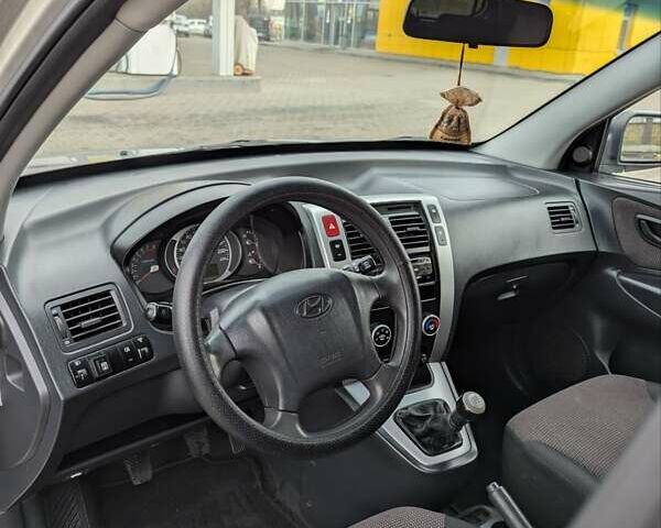 Сірий Хендай Туксон, об'ємом двигуна 2 л та пробігом 251 тис. км за 6999 $, фото 9 на Automoto.ua