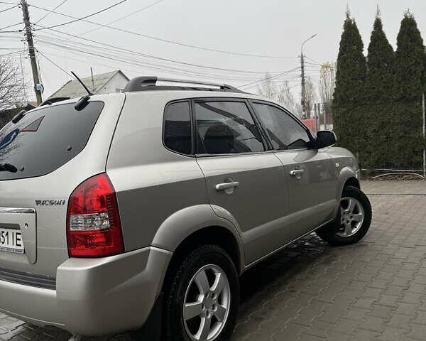 Серый Хендай Туксон, объемом двигателя 1.98 л и пробегом 193 тыс. км за 6500 $, фото 29 на Automoto.ua
