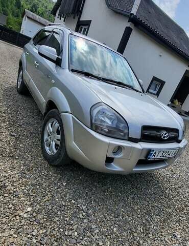 Серый Хендай Туксон, объемом двигателя 2 л и пробегом 260 тыс. км за 7000 $, фото 1 на Automoto.ua