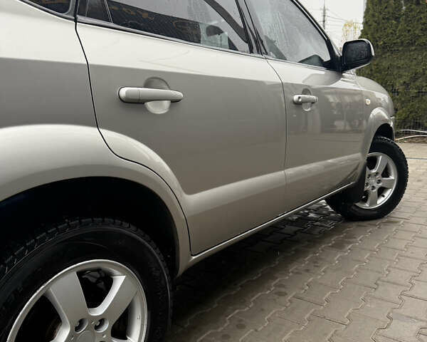 Серый Хендай Туксон, объемом двигателя 1.98 л и пробегом 193 тыс. км за 6500 $, фото 27 на Automoto.ua