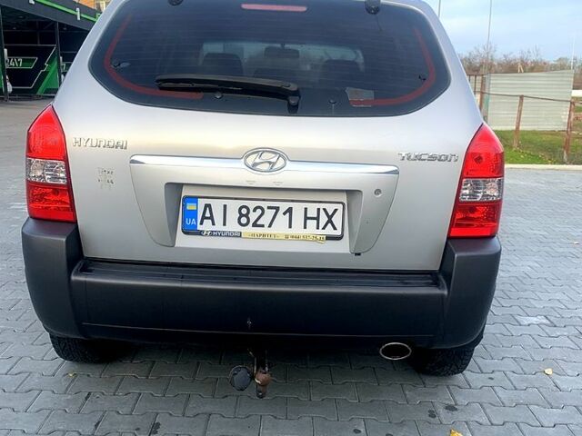 Серый Хендай Туксон, объемом двигателя 2 л и пробегом 215 тыс. км за 7500 $, фото 2 на Automoto.ua