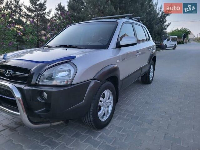 Серый Хендай Туксон, объемом двигателя 2 л и пробегом 257 тыс. км за 7800 $, фото 59 на Automoto.ua