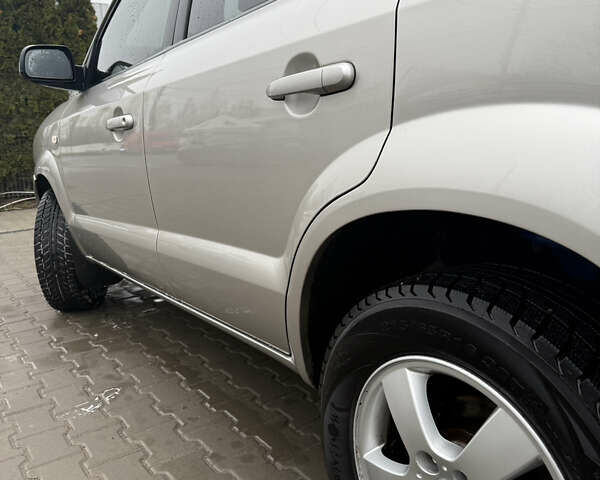 Серый Хендай Туксон, объемом двигателя 1.98 л и пробегом 193 тыс. км за 6500 $, фото 26 на Automoto.ua