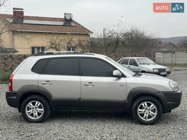 Серый Хендай Туксон, объемом двигателя 1.98 л и пробегом 241 тыс. км за 7000 $, фото 15 на Automoto.ua